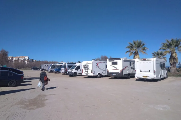 Караваны припаркованы на пляже Пунта-дель-Расет