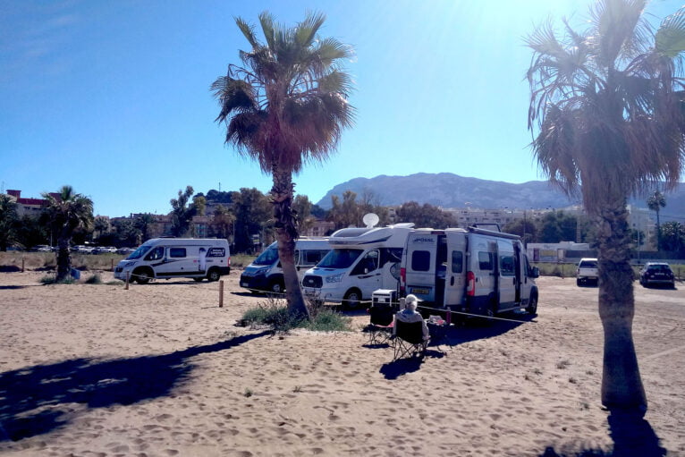 Caravans and campers on the beach of Dénia