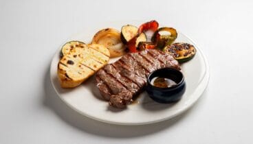 Carnes a la brasa con guarnición