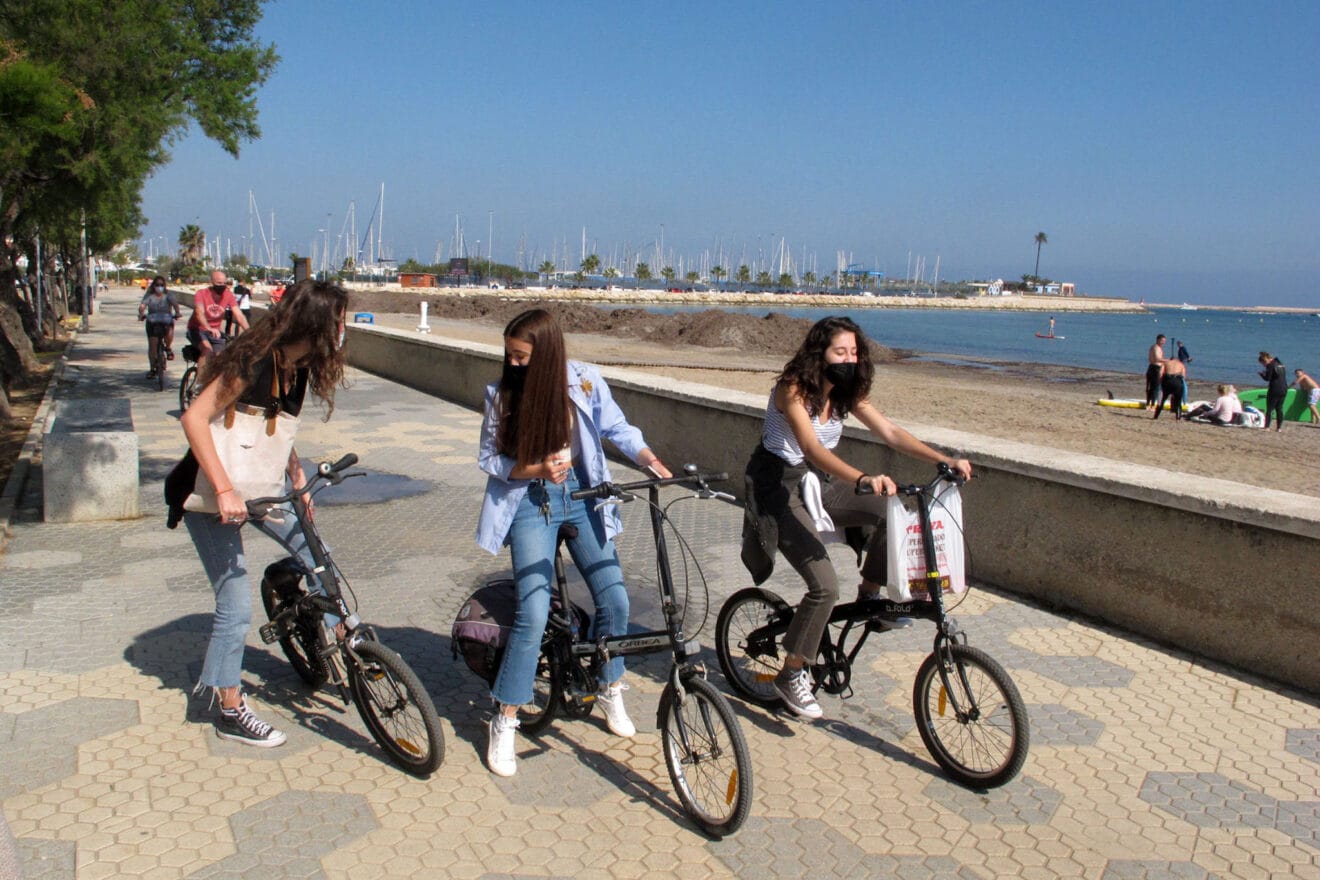 Ciclistas junto a la Marineta