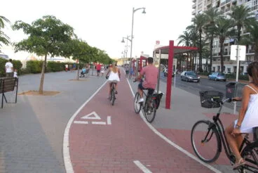 Ciclos por el carril de bici segregado del puerto de Dénia
