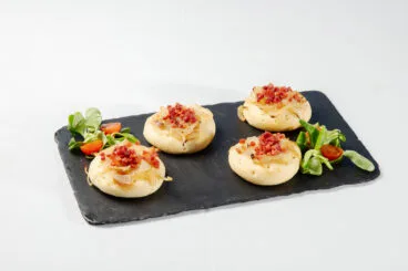 Coca de cebolla caramelizada, foie y virutas de jamón