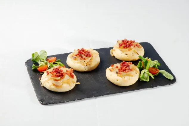 coca de cebolla caramelizada foie y virutas de jamon