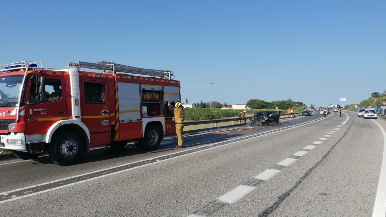 Coche ya apagado en la carretera