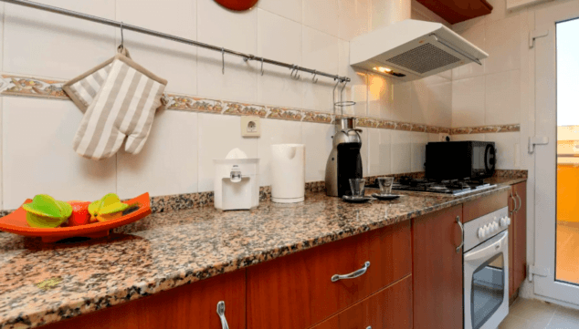 cocina espaciosa completamente equipada