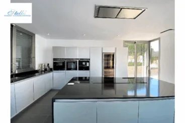 Cocina lujosa completamente equipada con acceso exterior