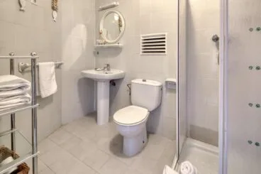 Cuarto de baño equipado con plato de ducha