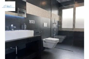 Cuarto de baño minimalista con plato de ducha y mampara acristalada