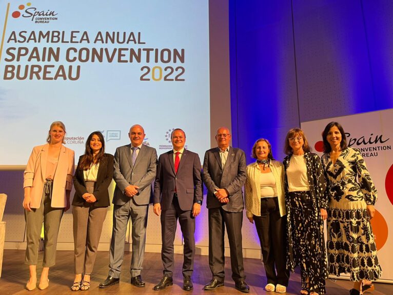 Los nuevos miembros con la directiva del Spain Convention Bureau