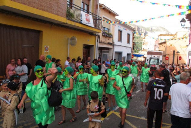 Los vecinos de Jesús Pobre se reencuentran con la fiesta en el desfile de carrozas 21 desfile de carrozas de jesus pobre de 2022 21
