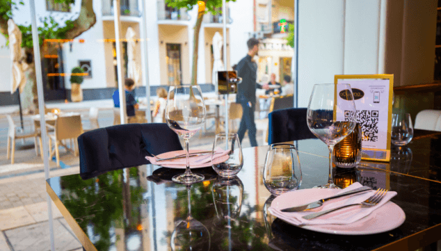 gaudeix de la bona gastronomia i una copa dels millors vins i xampanys a denia