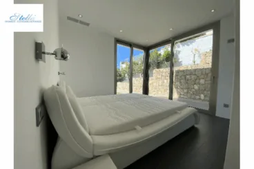 Dormitorio amplio y luminoso con cama doble reclinable