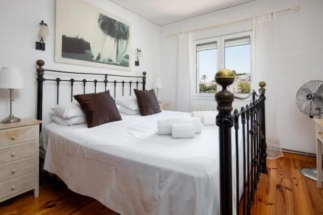 La villa estilo boho ideal para 10 personas en la que disfrutarás de unos estupendos días de desconexión en Dénia 6 dormitorio doble muy bien iluminado con mesita y ventilador