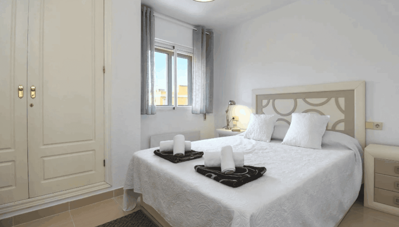 Dormitorio moderno y encantador con cama doble