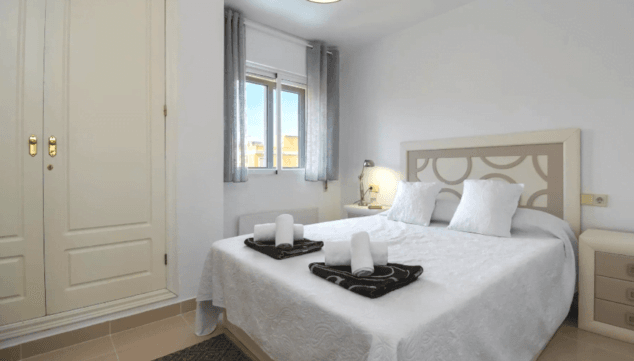 dormitorio moderno y encantador con cama doble