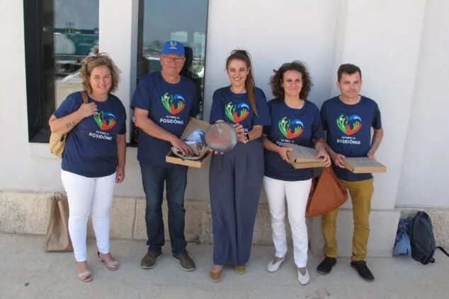 El plato de posidonia hecho en Jesús Pobre con el que Dénia obsequiará en los actos protocolarios 2 Imagen: El Ayuntamiento obsequia a la consellera Mollà con el plato de posidonia