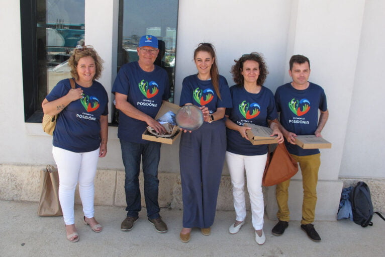 Le conseil municipal présente la consellera Mollà avec le plat Posidonia