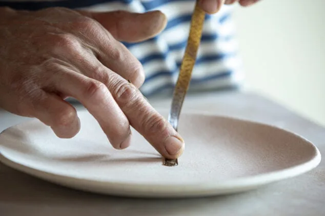 El plato de posidonia hecho en Jesús Pobre con el que Dénia obsequiará en los actos protocolarios 5 elaboracion del plato con el que el ayuntamiento de denia obsequiara a sus visitas protocolarias 2