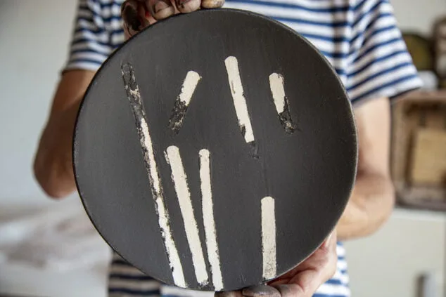 El plato de posidonia hecho en Jesús Pobre con el que Dénia obsequiará en los actos protocolarios 8 elaboracion del plato con el que el ayuntamiento de denia obsequiara a sus visitas protocolarias 5