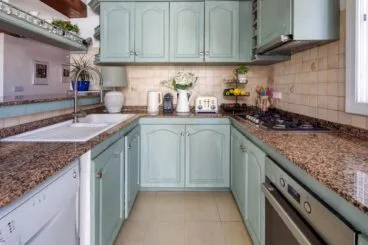 Encantadora cocina completamente equipada