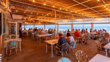 Encantadora terraza exterior con vistas al mar