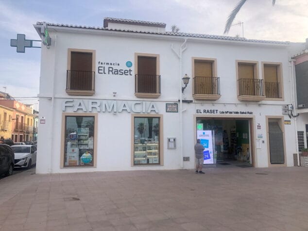 Imagen: Entrada de la Farmacia El Raset