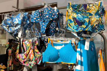 Bikinis de purpurina y estampados tropicales