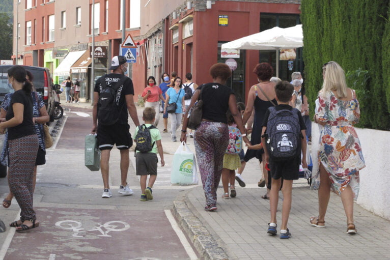 Familias con hijos de camino al colegio en Dénia