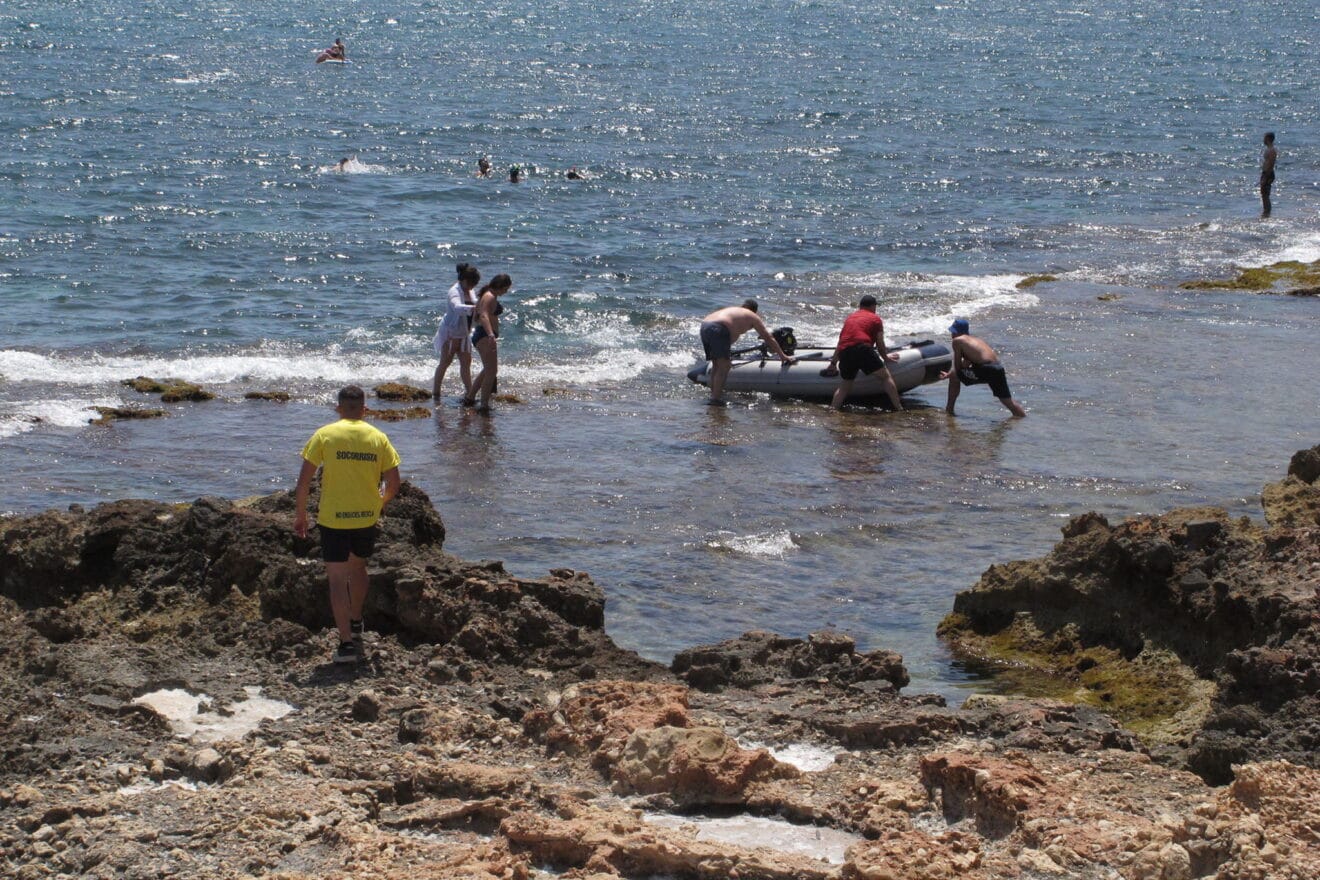 Foto de archivo de un socorrista de Dénia en la playa Arenetes