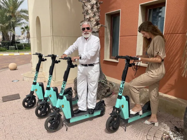 Imagen: Gabriel Martínez preseta los patinetes eléctricos de Marina de Dénia