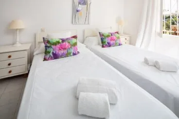 Habitación acogedora con dos camas individuales