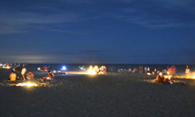 Imagen: Hogueras en la playa de Dénia durante la Nit de Sant Joan