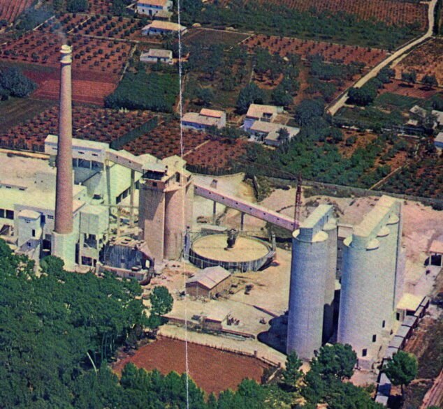 Imagen: Imagen aérea de la fábrica en 1968 (Fotografía- Juan Antonio Chorro)