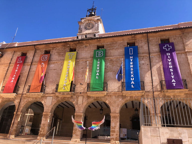 La fachada del ayuntamiento de Dénia amanece con un enorme arcoíris por el Orgullo