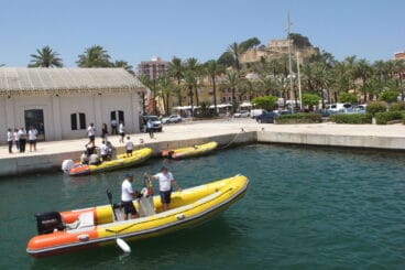 lanchas del servicio de vigilancia de praderas de posidonia en denia