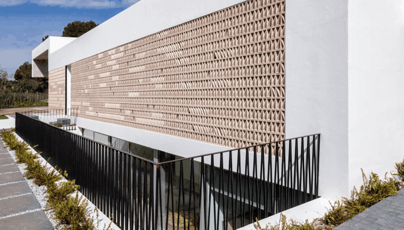 Lateral de la vivienda con la celosía