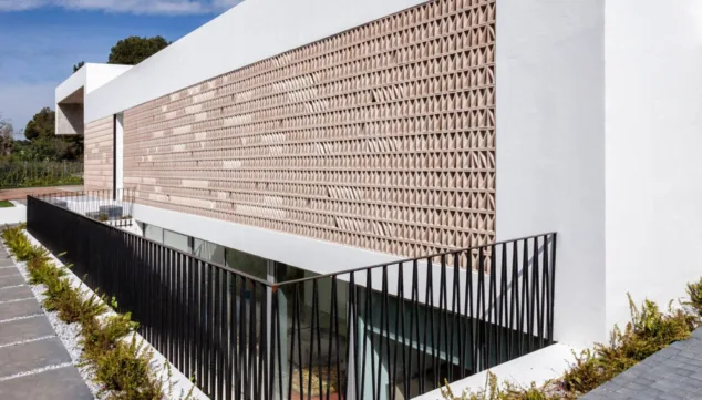 Imagen: Lateral de la vivienda con la celosía