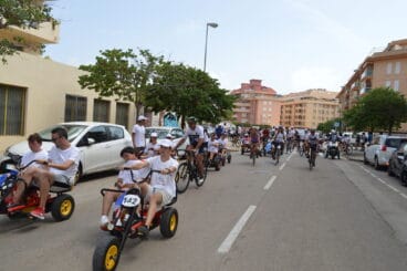 llegada acompancc83ana de los ciclistas denia