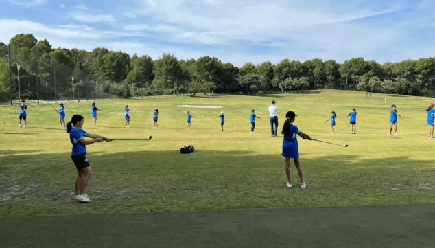 Imagen: Los alumnos del colegio Sagrado Corazón de HH Carmelitas de Dénia aprenden en La Sella Golf