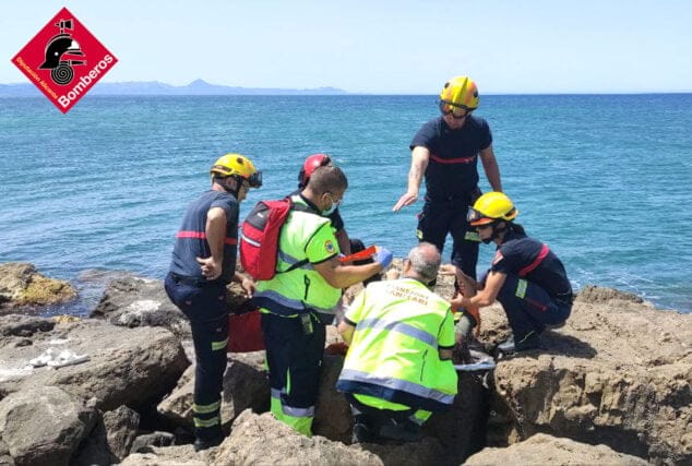 Bomberos intervienen para rescatar a una mujer en la playa Punta del Raset de Dénia 2 los bomberos atienden a la victima en la playa de denia