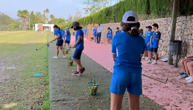 los nincc83os de 6o de primaria aprenden a jugar a golf