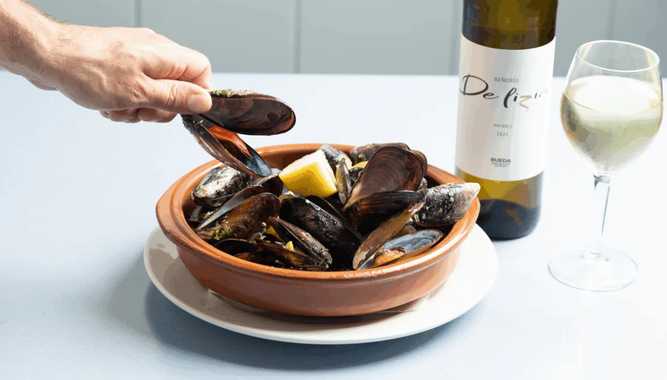 Mejillones frescos con un buen vino en Bon Bocado
