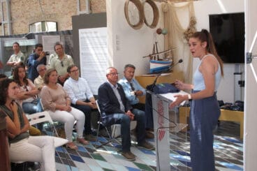 Mireia Mollà durante la presentación en Dénia del servicio de vigilancia de la pradera de posidonia