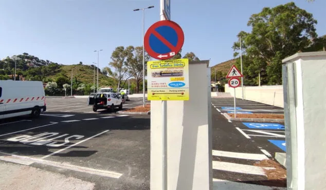 Imagen: Parada del trenet en el parking de Les Rotes