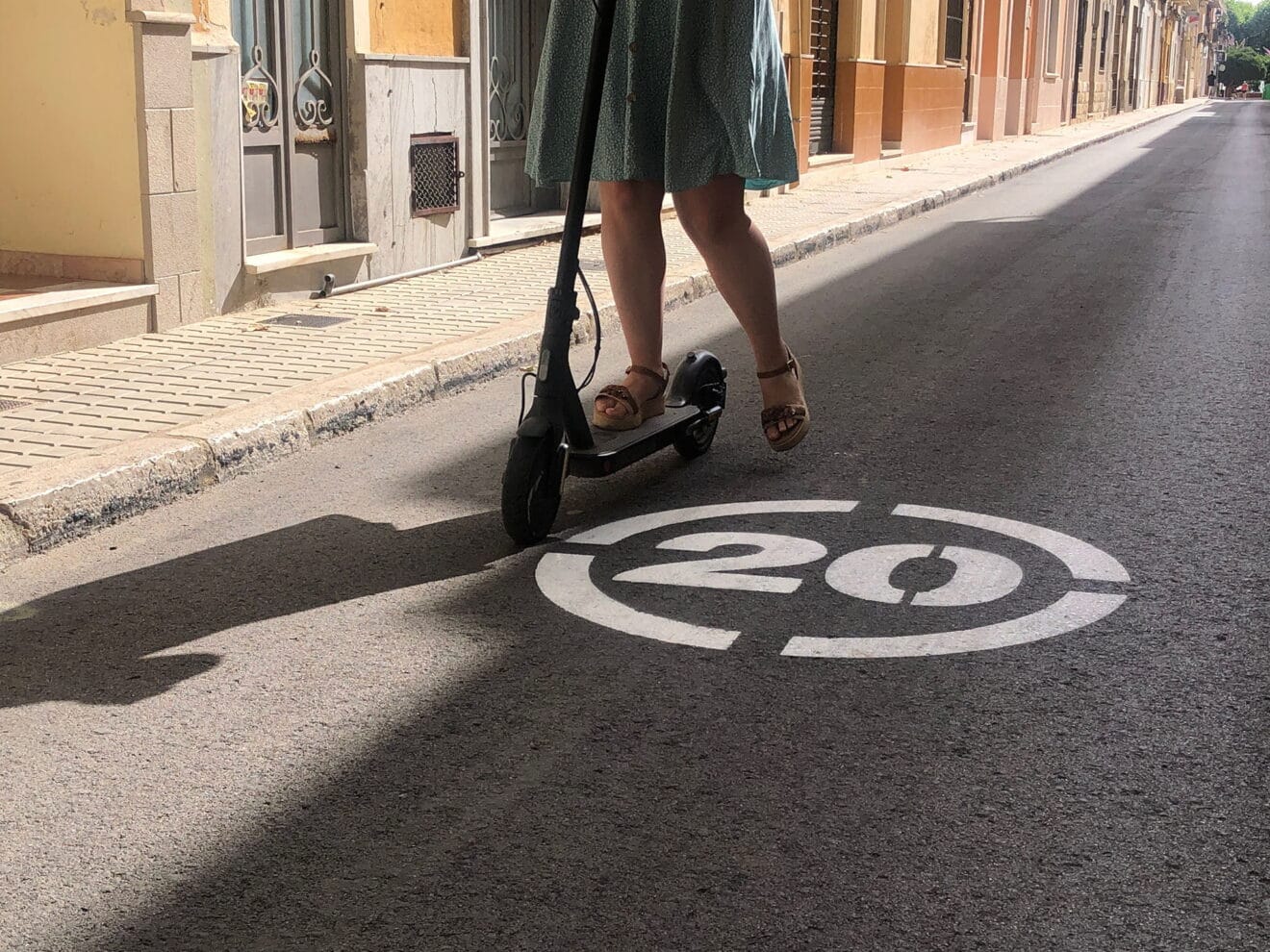 Patinete eléctrico circulando por una carretera 20-30 de Dénia