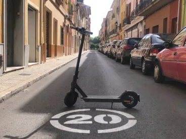Patinete eléctrio en una carretera de Dénia