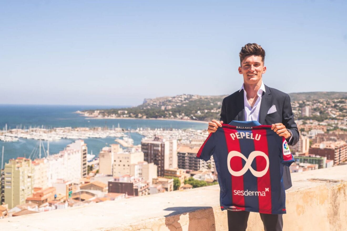 Pepelu celebra su contrato por 10 años con el Levante UD desde el Castillo de Dénia