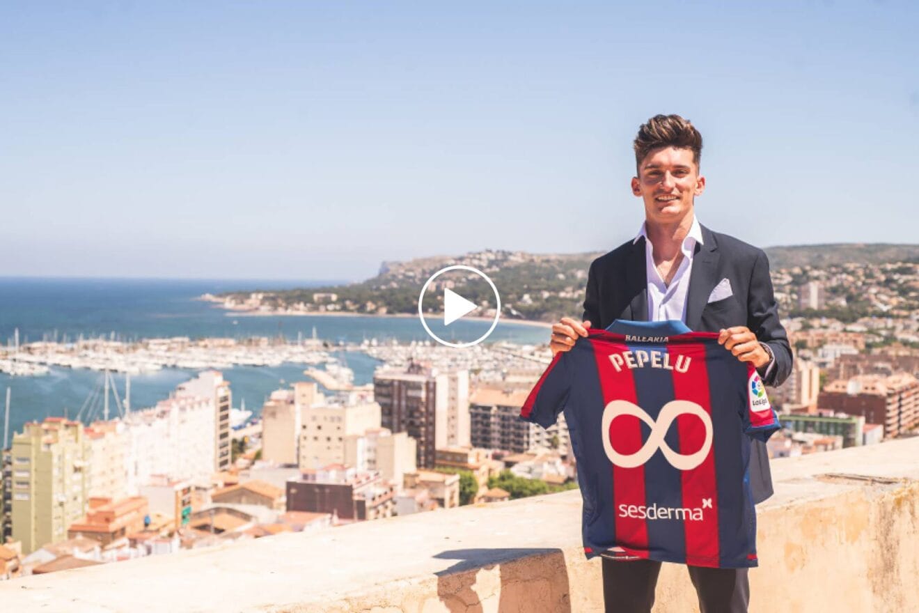 Pepelu celebra su contrato por 10 años con el Levante UD desde el Castillo de Dénia play