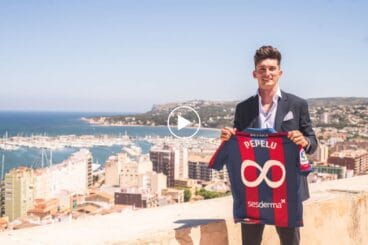 Pepelu celebra su contrato por 10 años con el Levante UD desde el Castillo de Dénia play