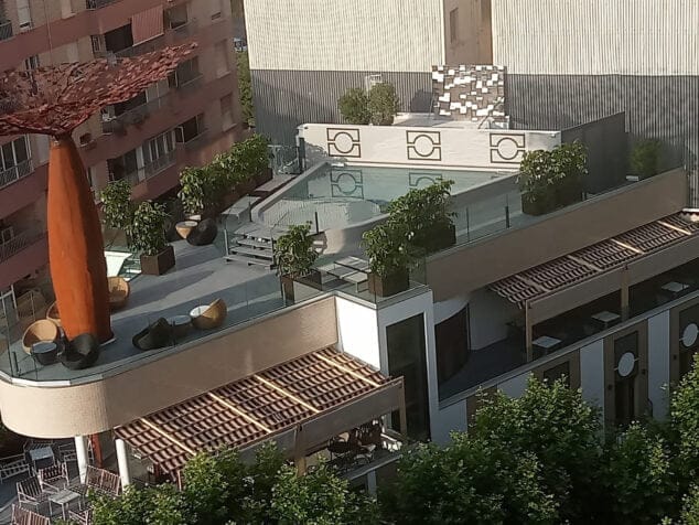 Imagen: Piscina en la azotea del antiguo hotel Mediterráneo de Dénia